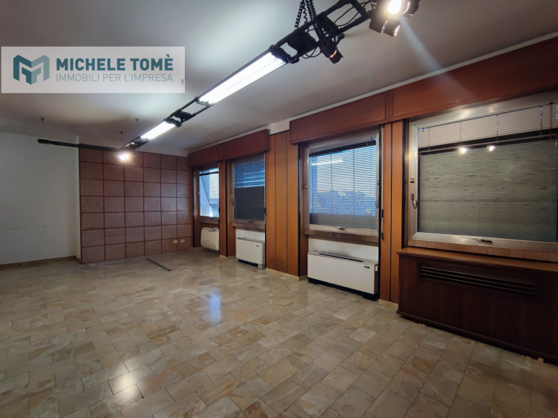 Immagine 5 di Capannone industriale in affitto  in Via gardesane a Verona