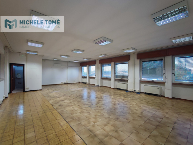 Immagine 7 di Capannone industriale in affitto  in Via gardesane a Verona