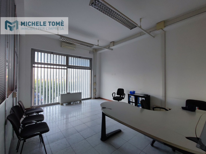 Immagine 9 di Capannone industriale in affitto  in Via gardesane a Verona