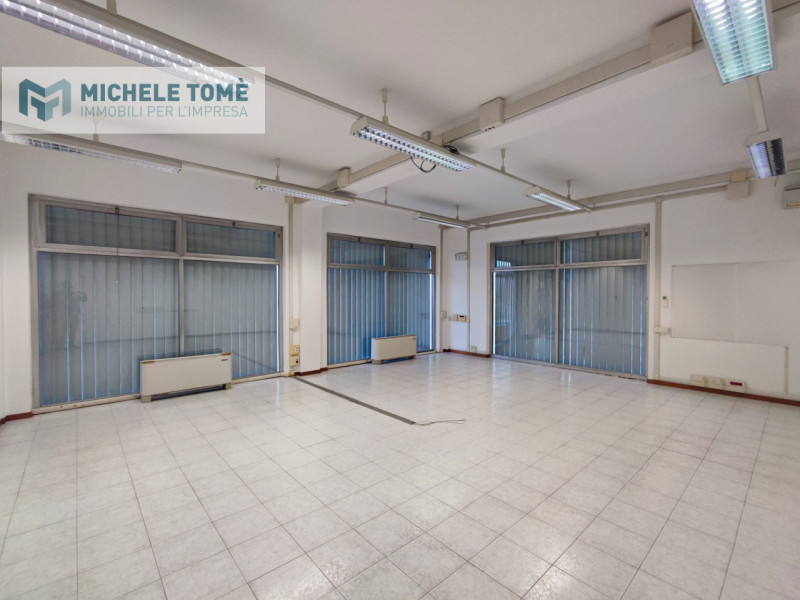 Immagine 10 di Capannone industriale in affitto  in Via gardesane a Verona