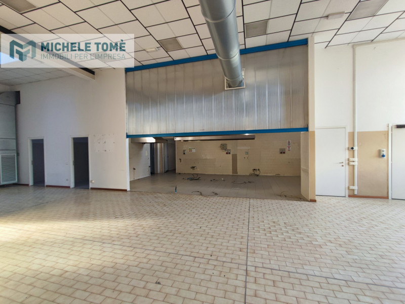 Immagine 17 di Capannone industriale in affitto  in Via gardesane a Verona