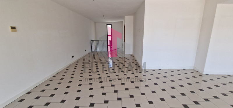 Immagine 3 di Negozio in affitto  in VIA ROMA a Camisano Vicentino