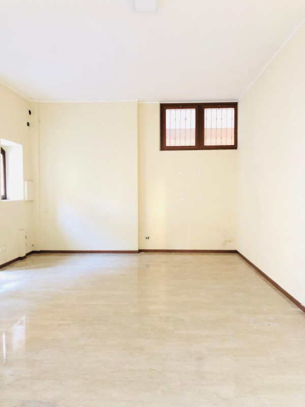 Immagine 3 di Negozio in vendita  in Via Capoborgo a Gavardo