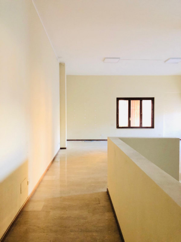 Immagine 5 di Negozio in vendita  in Via Capoborgo a Gavardo