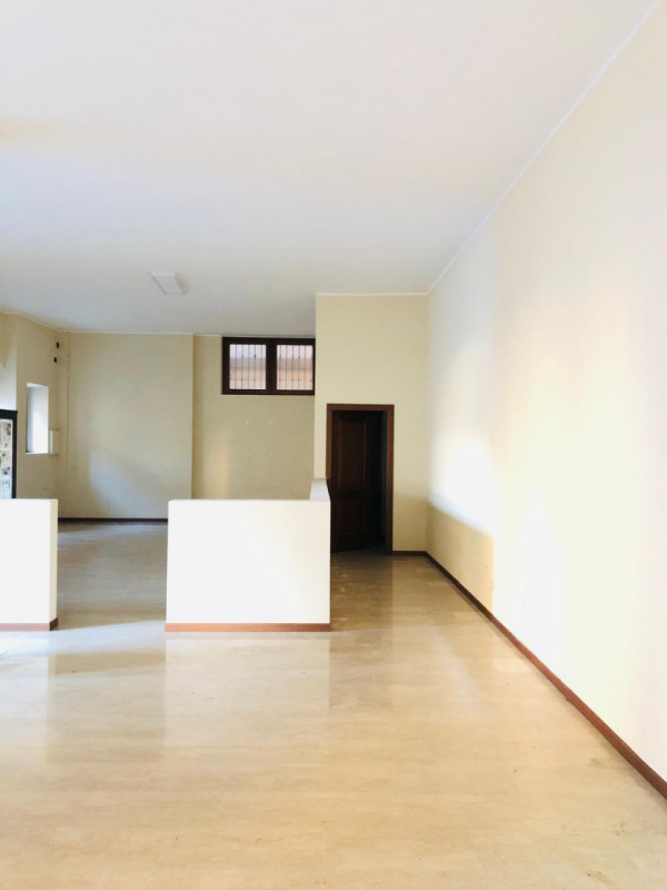 Immagine 6 di Negozio in vendita  in Via Capoborgo a Gavardo