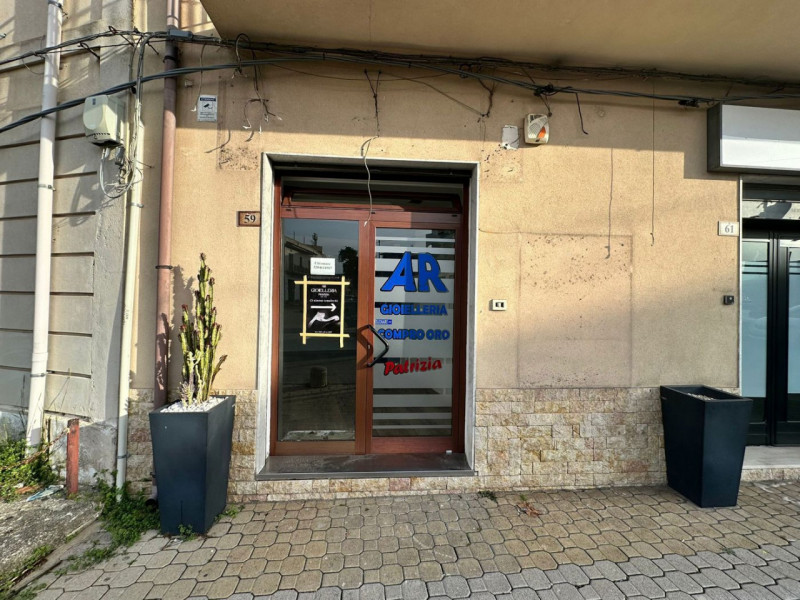 Immagine 1 di Negozio in affitto  in VIA DELLA CONCORDIA, 21 a Milazzo