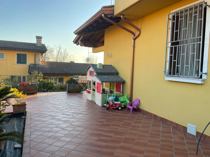 Immagine 1 di Villa in vendita  in via fratelli chiodi a Bedizzole