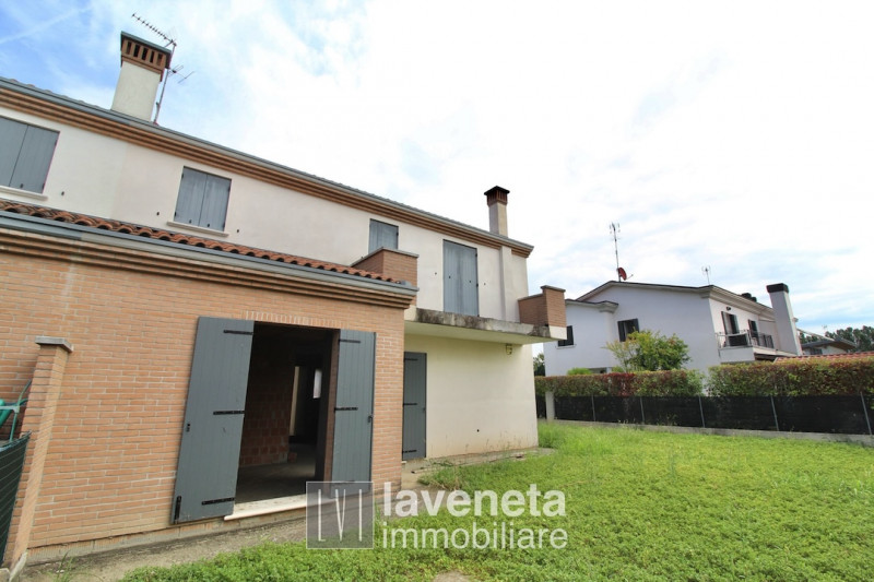 Immagine 8 di Casa bifamiliare in vendita  in via vanzan a San Donà Di Piave