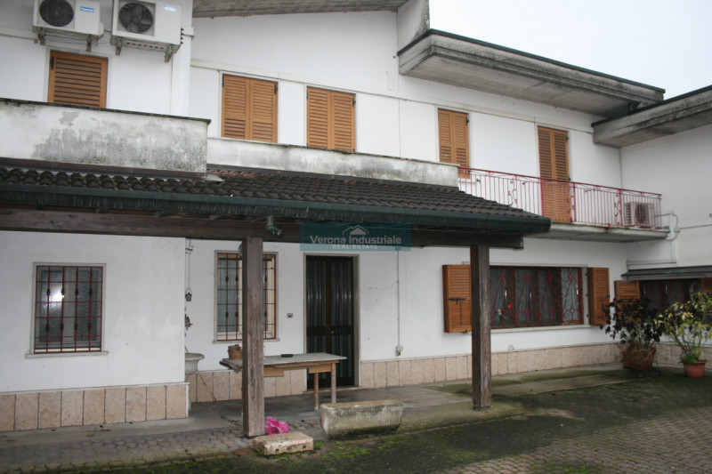 Immagine 2 di Casa bifamiliare in vendita  in Via Europa 14 a Nogarole Rocca