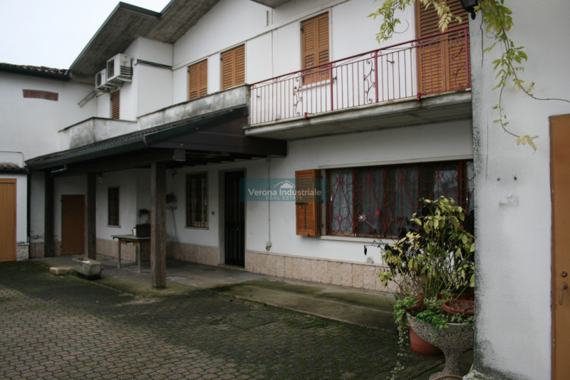 Immagine 7 di Casa bifamiliare in vendita  in Via Europa 14 a Nogarole Rocca