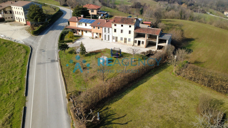 Immagine 7 di Rustico / casale in vendita  in via pugnello a Arzignano