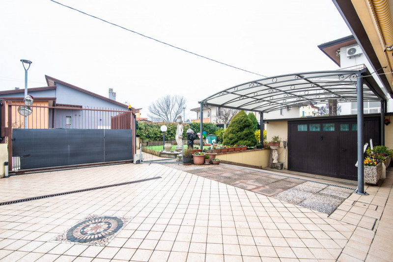 Immagine 2 di Casa indipendente in vendita  in Via dei Tigli a Abano Terme