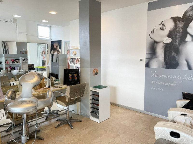 Immagine 19 di Attività commerciale in vendita  in via carducci a Castenedolo