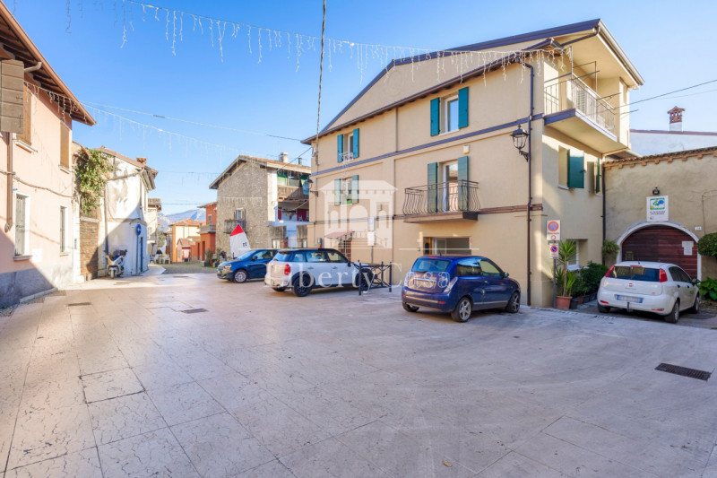 Immagine 2 di Appartamento in vendita  in Via Trento a San Felice Del Benaco