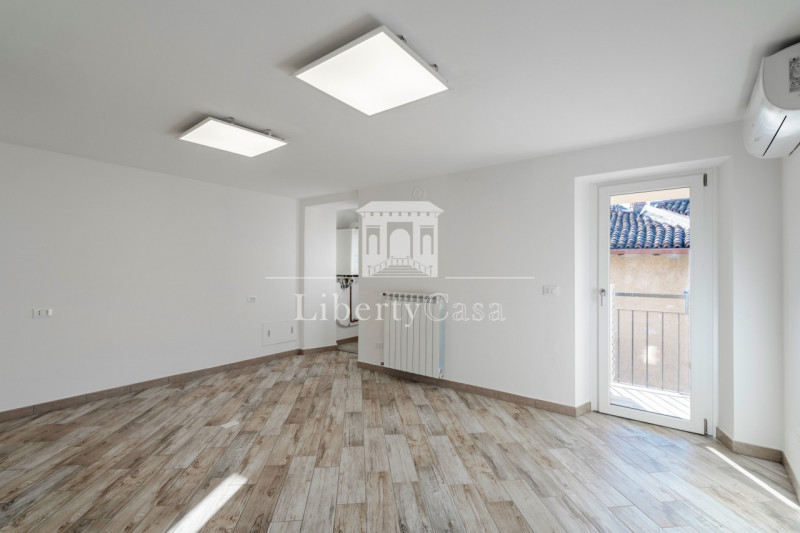 Immagine 8 di Appartamento in vendita  in Via Trento a San Felice Del Benaco