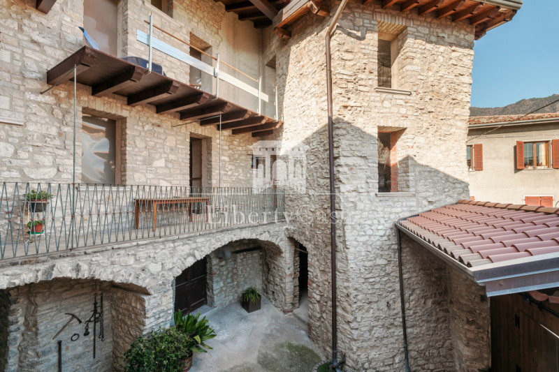 Immagine 1 di Casa trifamiliare in vendita  in Piazza Cavour a Tignale