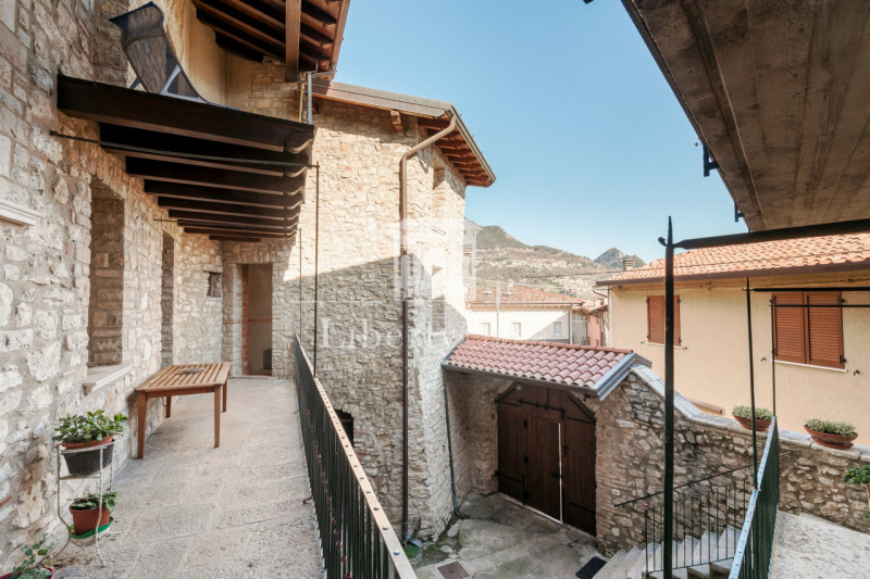 Immagine 9 di Casa trifamiliare in vendita  in Piazza Cavour a Tignale
