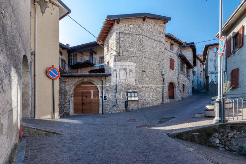 Immagine 17 di Casa trifamiliare in vendita  in Piazza Cavour a Tignale
