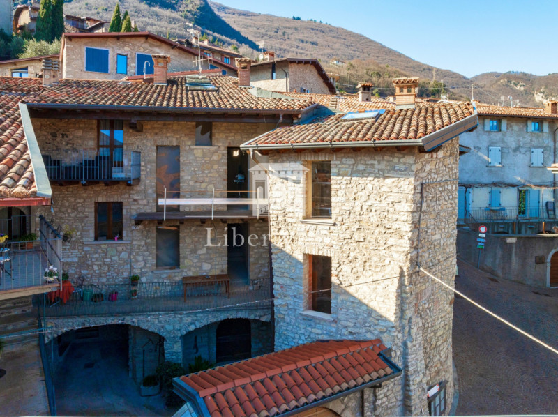Immagine 18 di Casa trifamiliare in vendita  in Piazza Cavour a Tignale