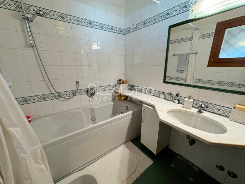 Immagine 14 di Appartamento in vendita  in via Strada dei Colli a Asolo