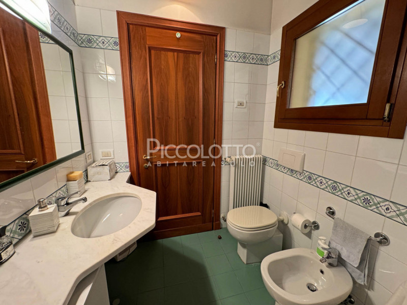 Immagine 15 di Appartamento in vendita  in via Strada dei Colli a Asolo