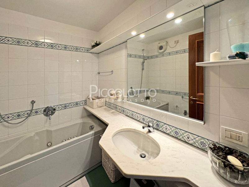 Immagine 18 di Appartamento in vendita  in via Strada dei Colli a Asolo