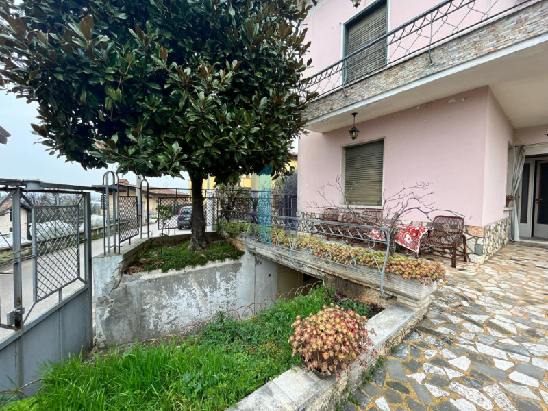 Immagine 35 di Villa in vendita  in via Trento 16 a Castenedolo