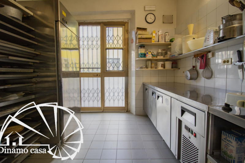 Immagine 3 di Attività commerciale in vendita  a Prato