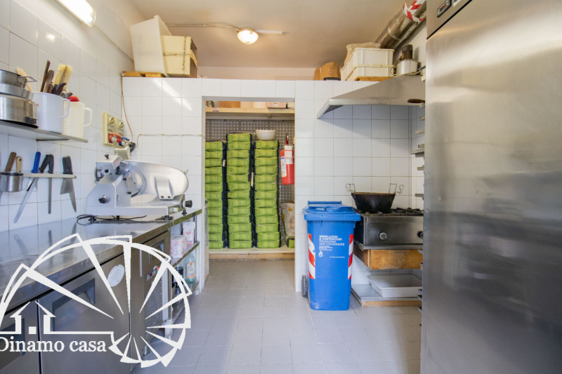 Immagine 5 di Attività commerciale in vendita  a Prato