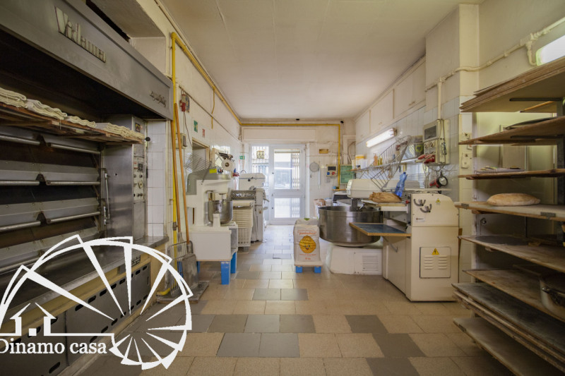 Immagine 8 di Attività commerciale in vendita  a Prato