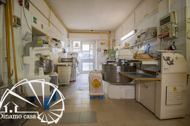 Immagine 9 di Attività commerciale in vendita  a Prato