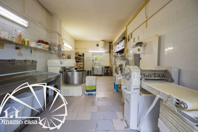 Immagine 10 di Attività commerciale in vendita  a Prato