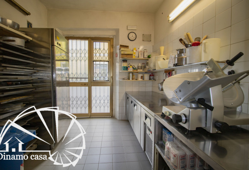 Immagine 11 di Attività commerciale in vendita  a Prato