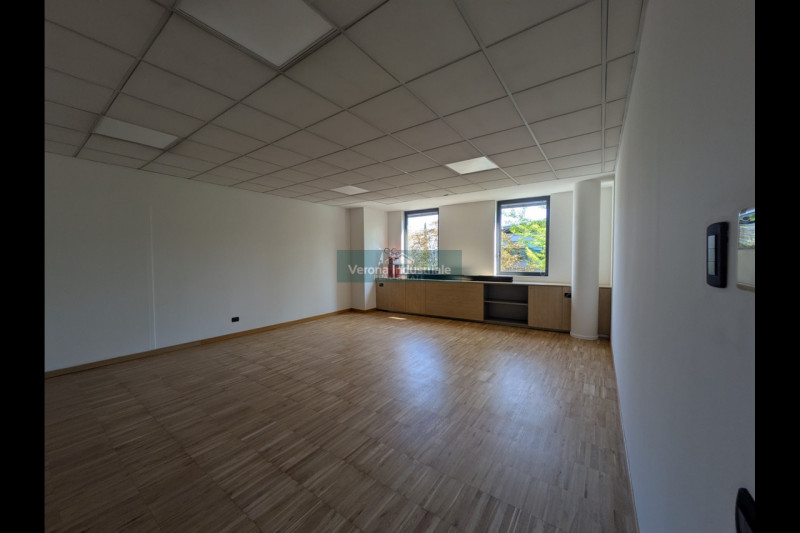 Immagine 2 di Ufficio in affitto  in Via Monte Baldo 8 a Villafranca Di Verona