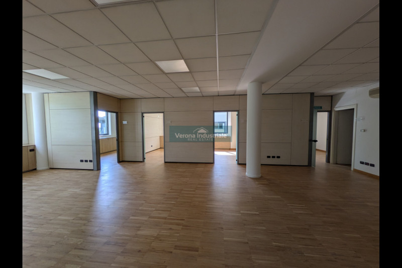 Immagine 3 di Ufficio in affitto  in Via Monte Baldo 8 a Villafranca Di Verona