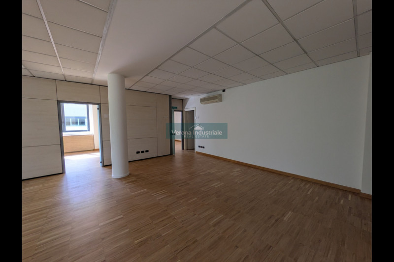 Immagine 4 di Ufficio in affitto  in Via Monte Baldo 8 a Villafranca Di Verona