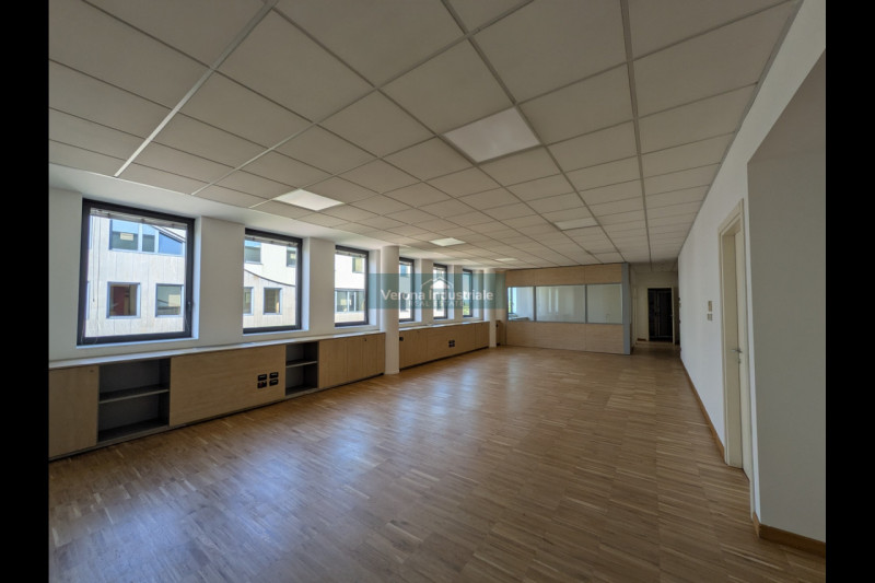 Immagine 8 di Ufficio in affitto  in Via Monte Baldo 8 a Villafranca Di Verona