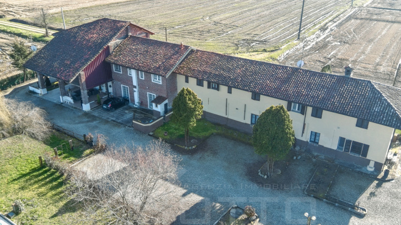 Immagine 1 di Hotel in vendita  in cascina americana a Balocco