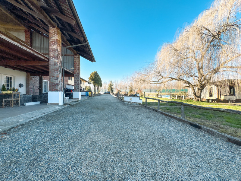 Immagine 41 di Hotel in vendita  in cascina americana a Balocco