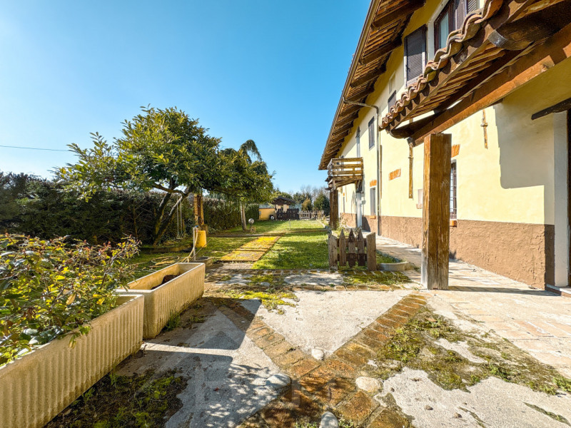 Immagine 42 di Hotel in vendita  in cascina americana a Balocco
