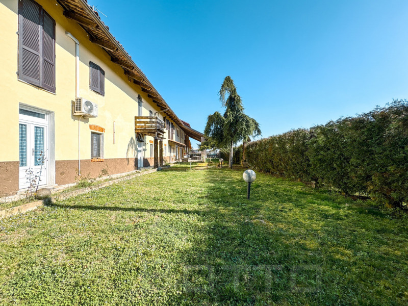Immagine 43 di Hotel in vendita  in cascina americana a Balocco