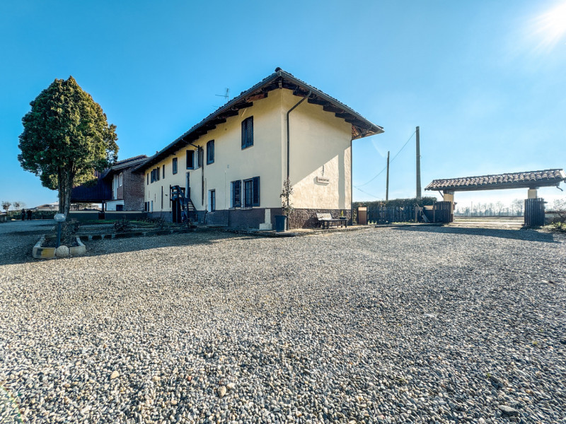 Immagine 45 di Hotel in vendita  in cascina americana a Balocco