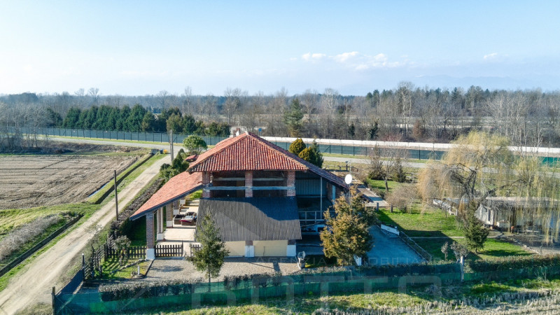 Immagine 47 di Hotel in vendita  in cascina americana a Balocco