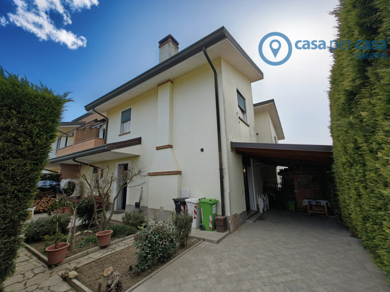 Immagine 1 di Casa quadrifamiliare in vendita  a Rovigo
