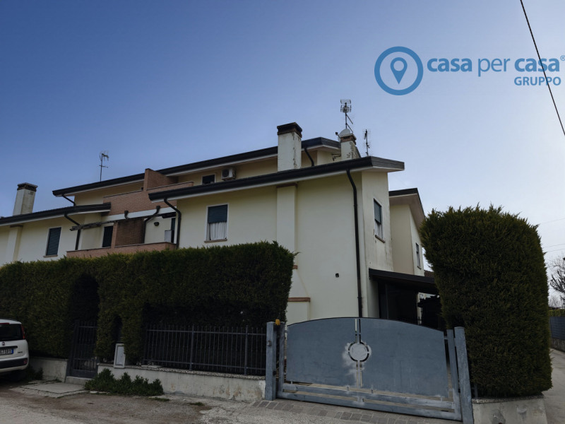 Immagine 2 di Casa quadrifamiliare in vendita  a Rovigo