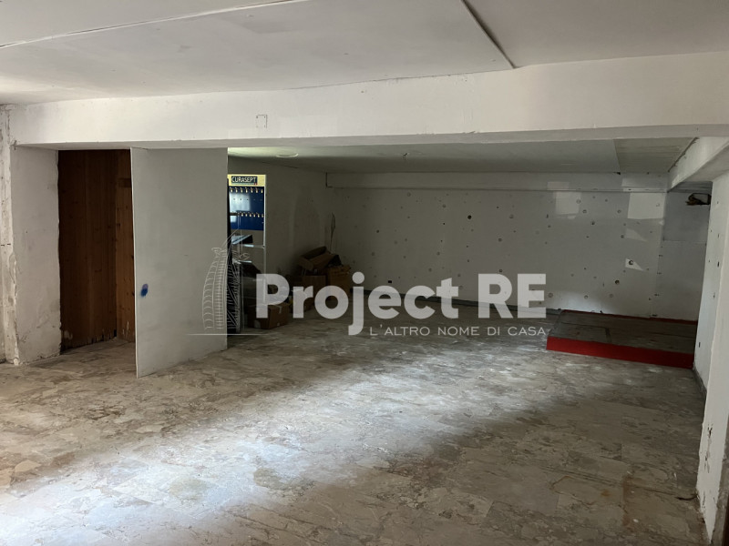 Immagine 2 di Magazzino in vendita  in Via Aschenez a Reggio Di Calabria