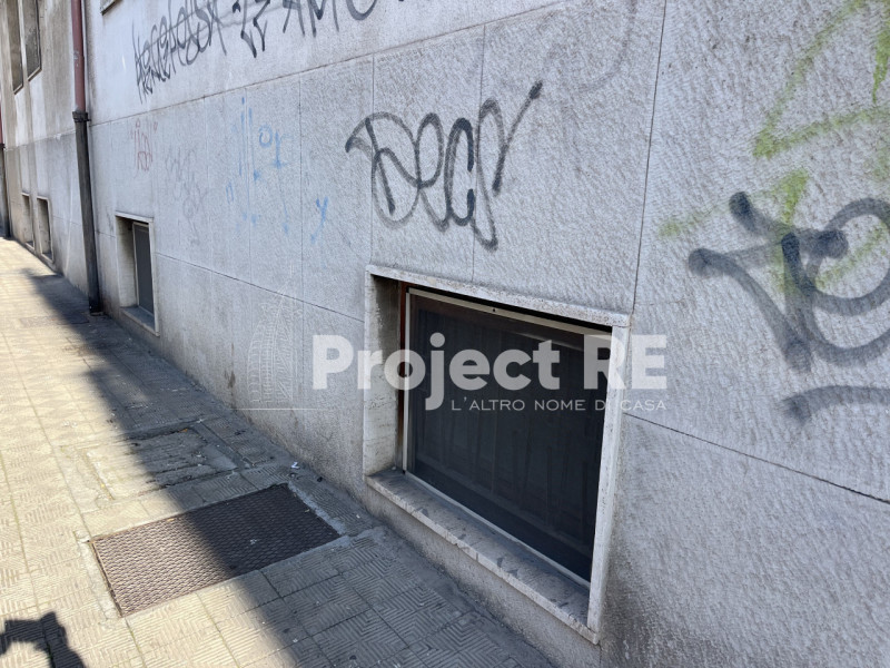 Immagine 22 di Magazzino in vendita  in Via Aschenez a Reggio Di Calabria