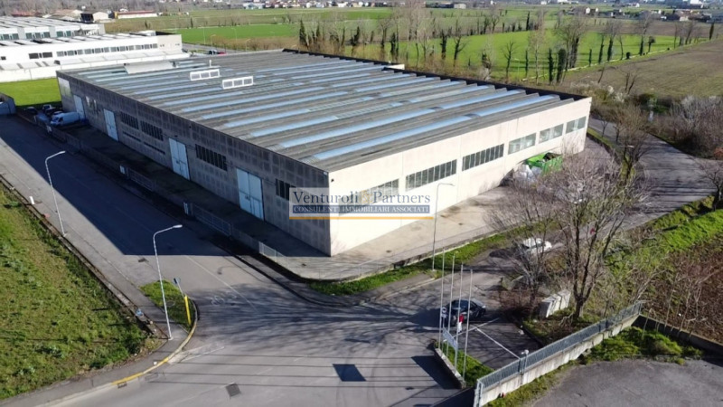 Immagine 2 di Capannone industriale in vendita  in Via Monticelli a Soiano Del Lago