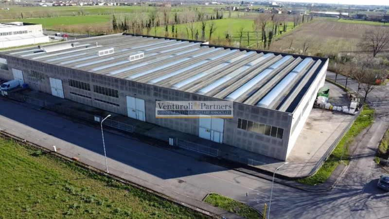 Immagine 4 di Capannone industriale in vendita  in Via Monticelli a Soiano Del Lago