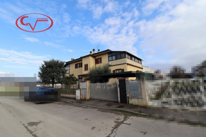 Immagine 1 di Villa in vendita  in levanella a Montevarchi